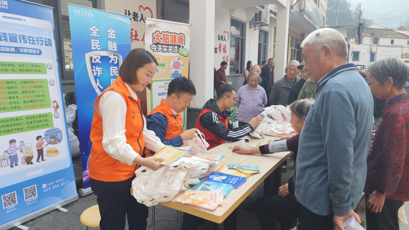 1729655087979712eoQQ.jpg 大地期貨聯(lián)合中韓人壽走進(jìn)愛心食堂.jpg